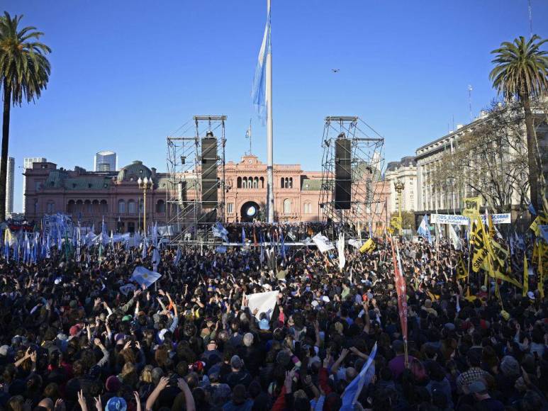 FOTOS: Argentinos salen a las calles para condenar ataque contra Cristina Kirchner