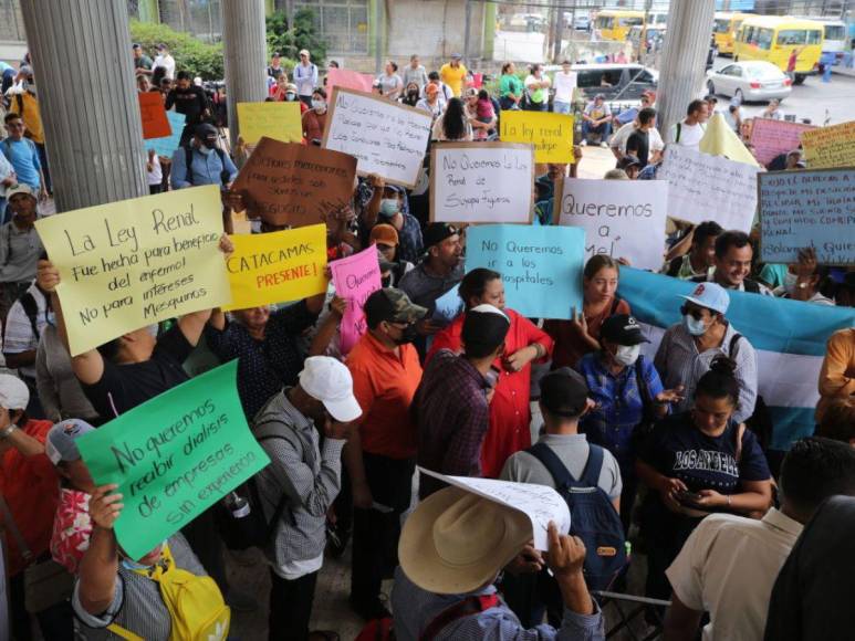 Ambiente del CN: Protesta de pacientes renales y expectativa por renuncia de Nasralla