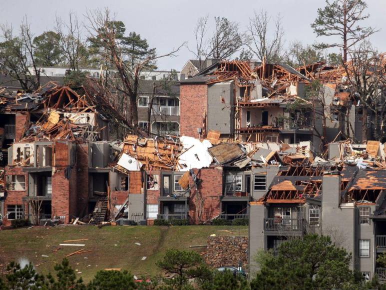 Las devastadoras imágenes del tornado que dejó varios muertos en Estados Unidos