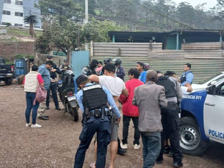 Las imágenes de la tardía intervención en la colonia Mirador de Oriente tras crimen de jóvenes