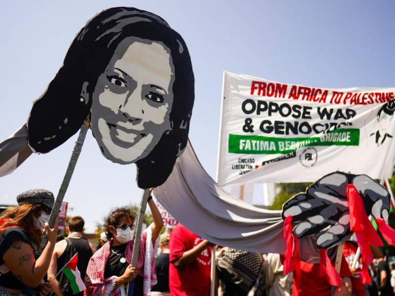 Protesta multitudinaria pide a Harris en Chicago un cambio por Gaza