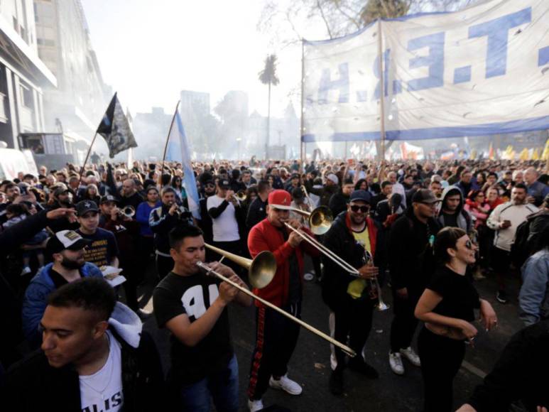 FOTOS: Argentinos salen a las calles para condenar ataque contra Cristina Kirchner