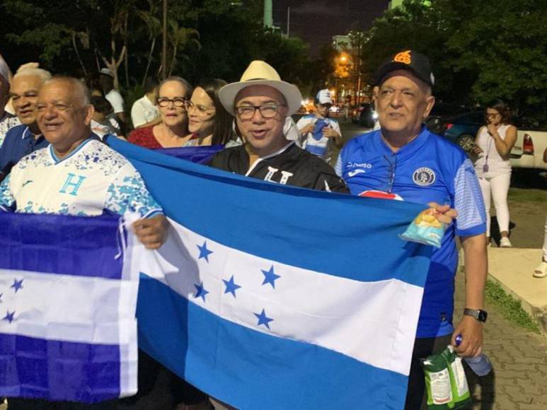 ¡Garra catracha! Aficionados hondureños presentes en Dominicana para el duelo de la H frente a Cuba