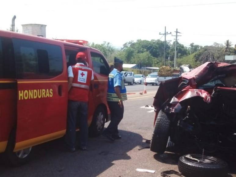 Destrozos e incendio: Las imágenes del múltiple accidente en peaje de Yojoa