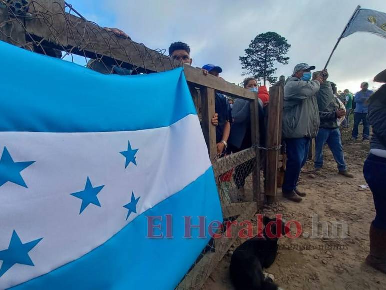 Llanto, confusión y fuerte contingente policial en desalojo a comunidad lenca de Tierras del Padre