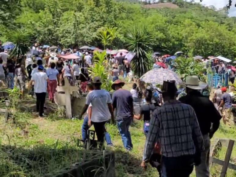 Con dolor y pesar, familiares dan último adiós a víctimas de tragedia en el Lago de Yojoa