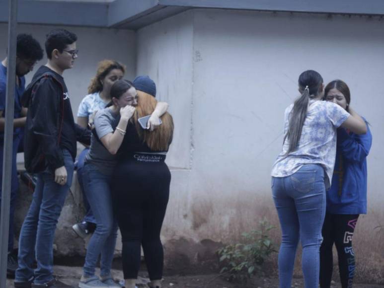 Con desconsuelo, familiares esperan entrega del cuerpo de joven que murió en accidente vehicular