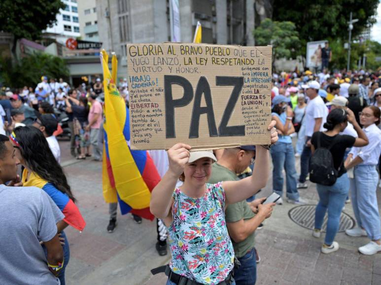 Miles de venezolanos salen a las calles en contra de ratificación de Maduro como presidente