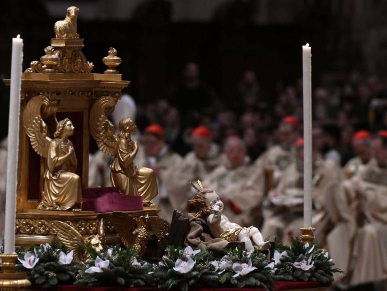 Las imágenes que dejó la Misa del Gallo dirigida por el Papa