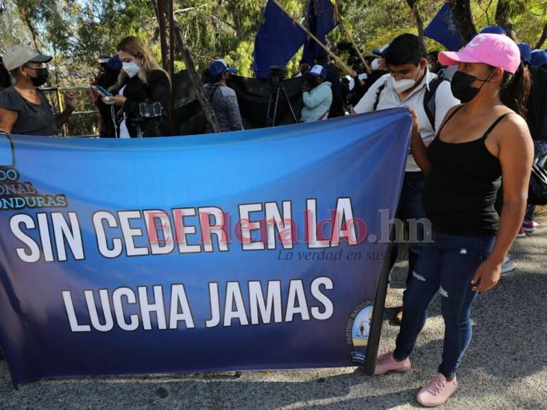 Baile, oraciones y consignas: nacionalistas apoyan a JOH afuera de la CSJ (FOTOS)