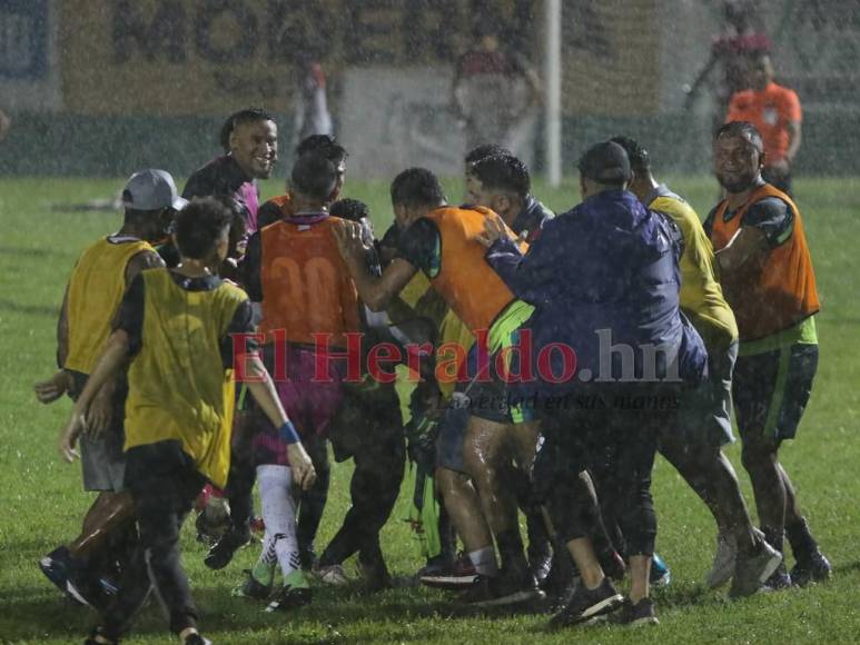 Bajo la lluvia de una noche mágica, Olancho FC festeja ascenso a la Primera División (FOTOS)