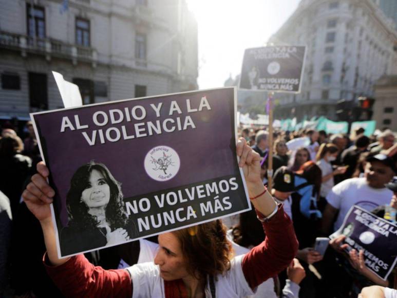 FOTOS: Argentinos salen a las calles para condenar ataque contra Cristina Kirchner