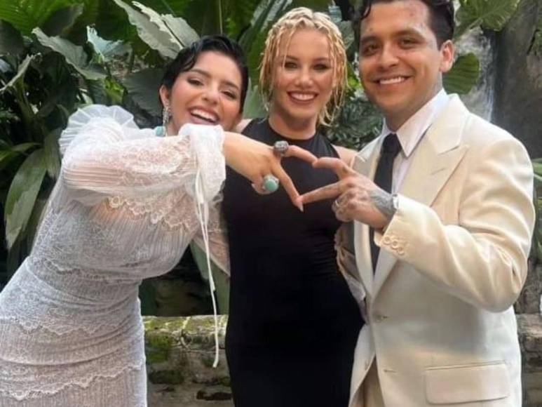 ¿Compró en AliExpress? El vestido de novia de Ángela Aguilar que causa revuelo