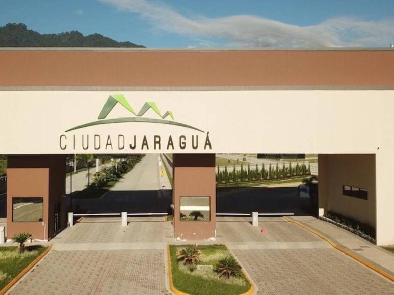 Las lujosas casas construyeron empresarios y exfuncionarios municipales en Ciudad Jaraguá