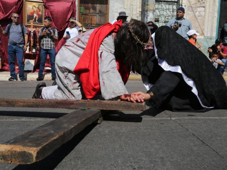 Las 25 imágenes más espectaculares de los Vía Crucis en Tegucigalpa