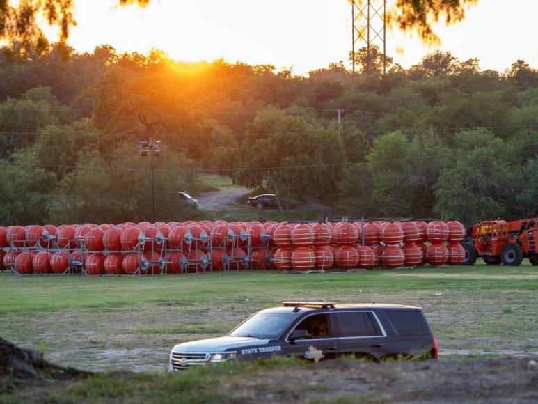 Así es el “muro flotante” hecho de boyas con púas que pretende evitar el paso de migrantes por el Río Bravo