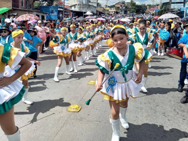 Pequeñas palillonas rinden tributo a la patria en desfiles en la capital