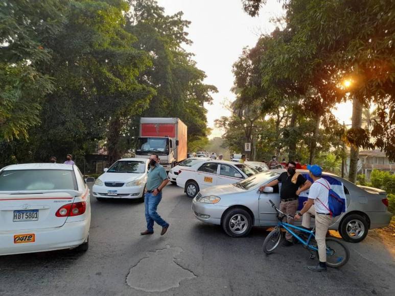 Largas filas, caminatas forzadas y pérdidas deja paro de transporte en varias zonas de Honduras