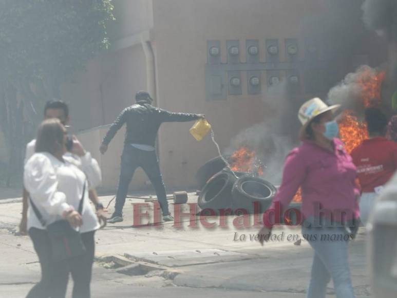 Así fue la violenta protesta del diputado Mauricio Rivera en Ciudad Mujer