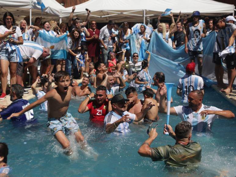 ¡Locura total! Así celebran los argentinos su tercera Copa del Mundo