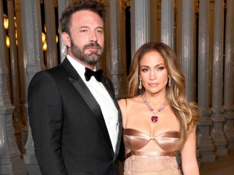 JLo pasea con un amigo en medio de ‘crisis matrimonial’ con Ben Affleck