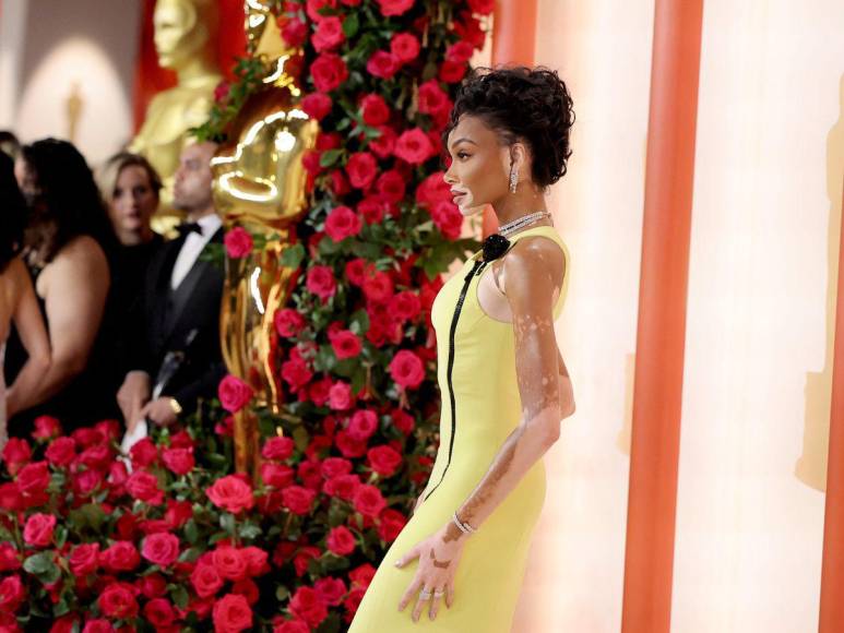 Winnie Harlow impacta con su look en la alfombra champagne de los Oscar