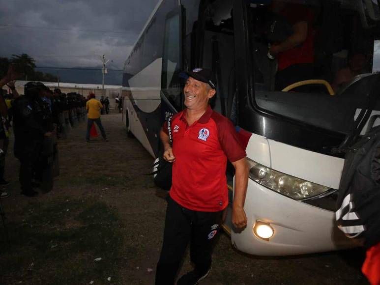 ¡Estadio dividido! Así se vive el ambiente del Olimpia-Génesis por la ida