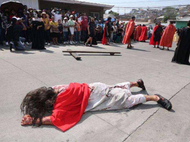 Las 25 imágenes más espectaculares de los Vía Crucis en Tegucigalpa