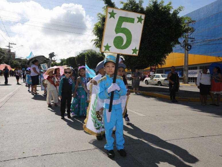 Alumnos de educación prebásica y básica derrochan patriotismo y ternura en las calles de la capital