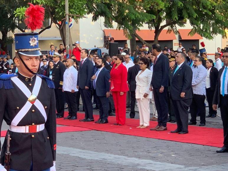 Sobrio y elegante: presidenta Xiomara Castro elige un look rojo para celebrar el 15 de septiembre