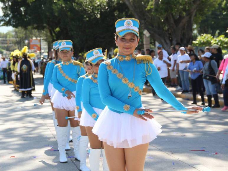 Alumnos de las escuelas muestran su fervor y sus sueños en los 203 aniversario de independencia