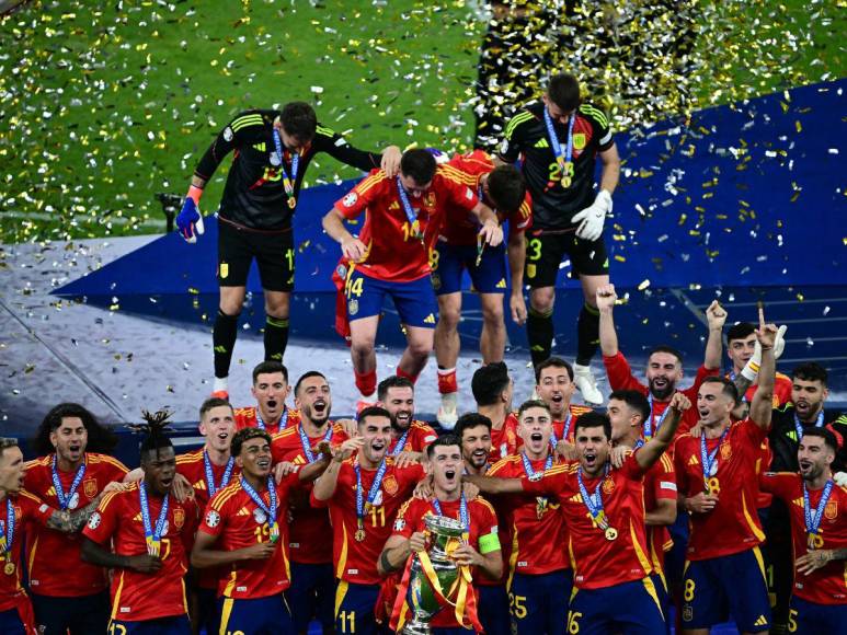 Eufórico festejo de España tras conquistar la cuarta Eurocopa de su historia