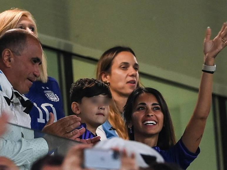 Los nervios, tensión y alegría de Antonela Rocuzzo en el partido de octavos de final de Argentina