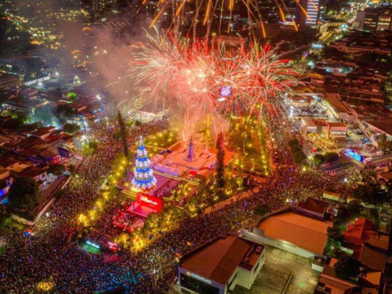 El Salvador enciende árbol navideño gigante iniciando temporada navideña