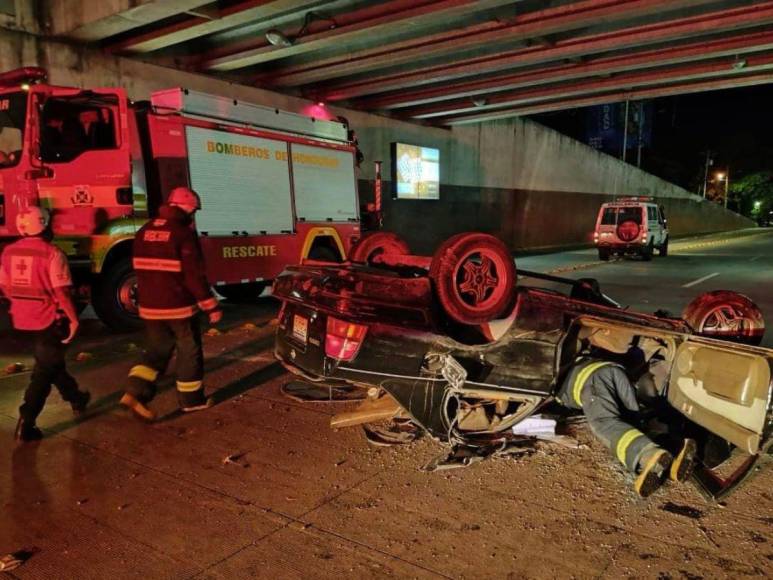 Las imágenes del accidente de turismo que volcó en túnel del Juan Pablo II en la capital