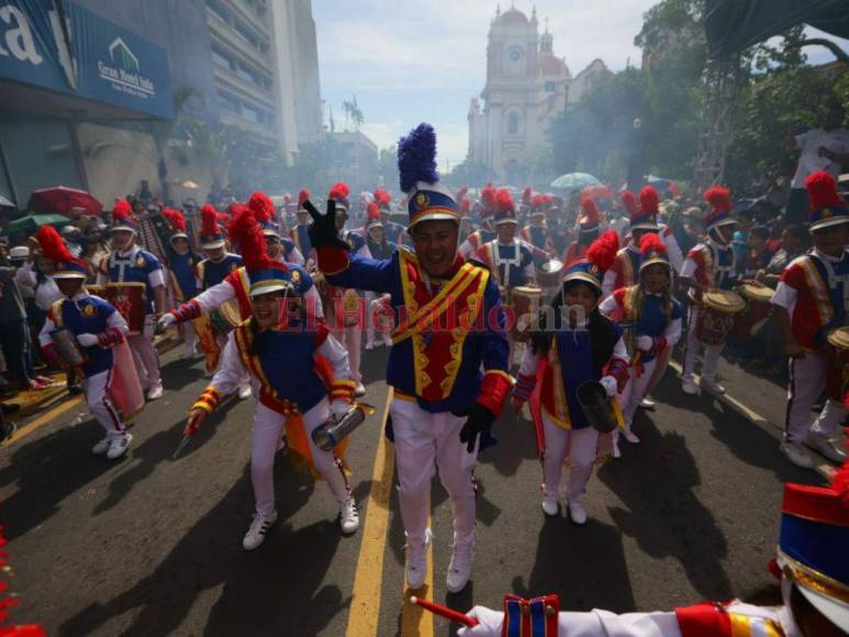 Azul turquesa, alegría y devoción: así es el ambiente en los desfiles en Honduras