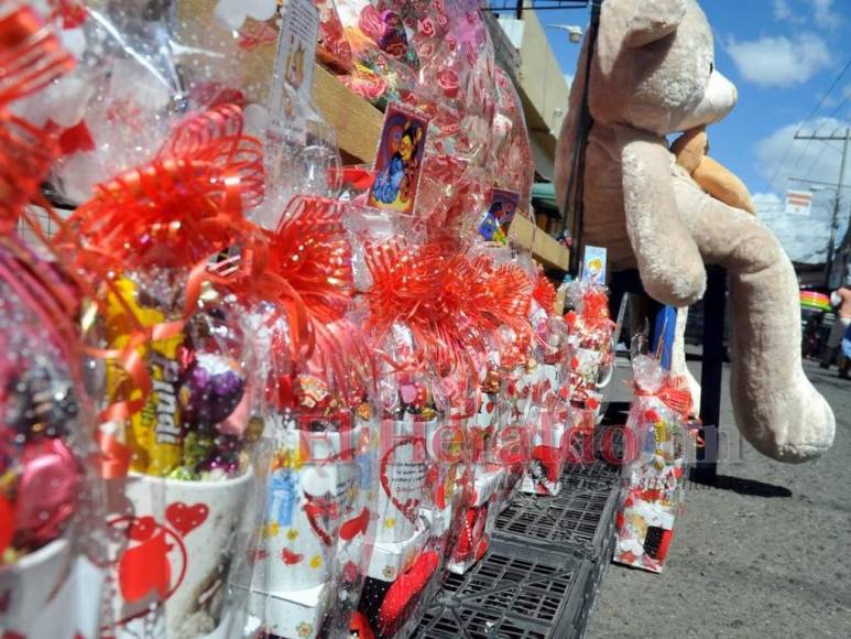 Comercios y calles se llenan de flores y detalles por el Día de San Valentín (Fotos)