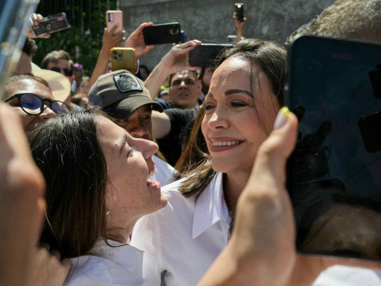 Ovacionada a su entrada y salida: así votó María Corina Machado en Venezuela