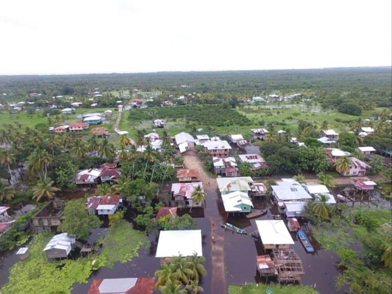 Comunidades incomunicadas, evacuaciones e intensas lluvias: Las imágenes de las inundaciones en La Mosquitia