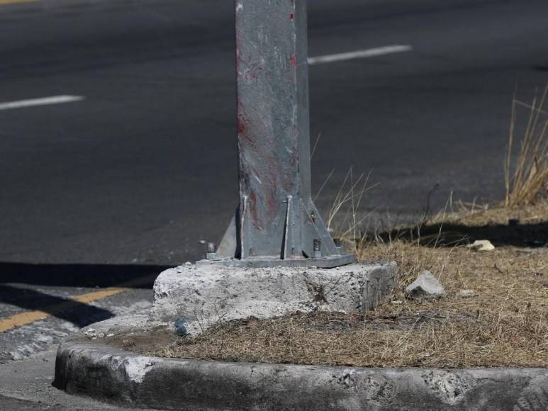 Fotos inéditas de la zona del accidente en el anillo periférico donde murieron dos universitarias