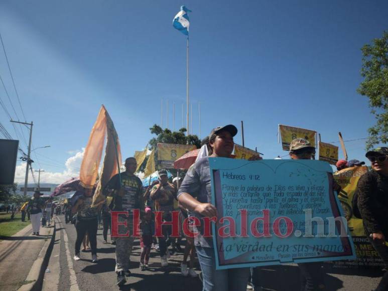 Devoción y fe: Capitalinos celebran Día de la Biblia (FOTOS)