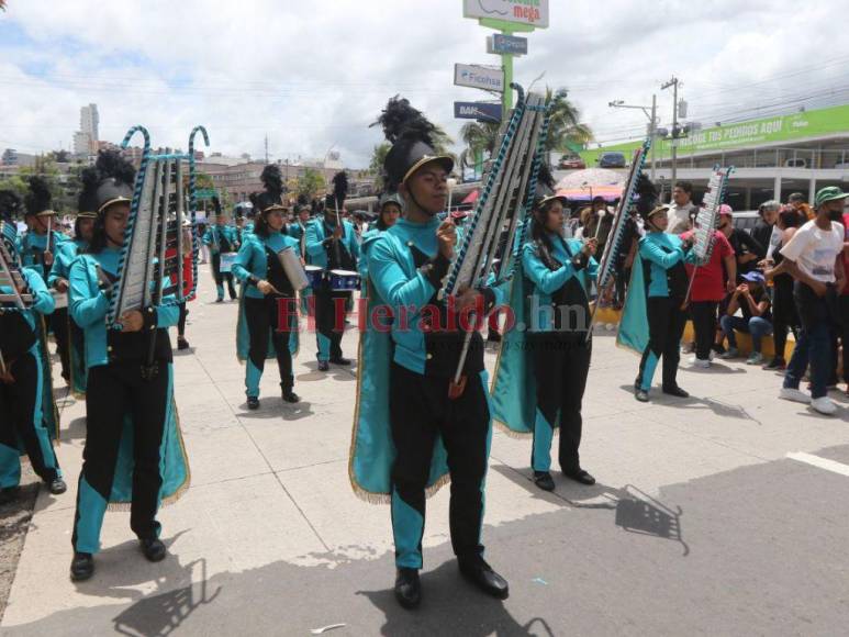 Azul turquesa, alegría y devoción: así es el ambiente en los desfiles en Honduras