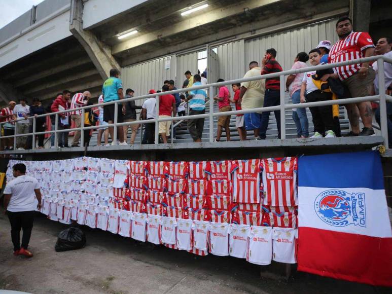 ¡Estadio dividido! Así se vive el ambiente del Olimpia-Génesis por la ida