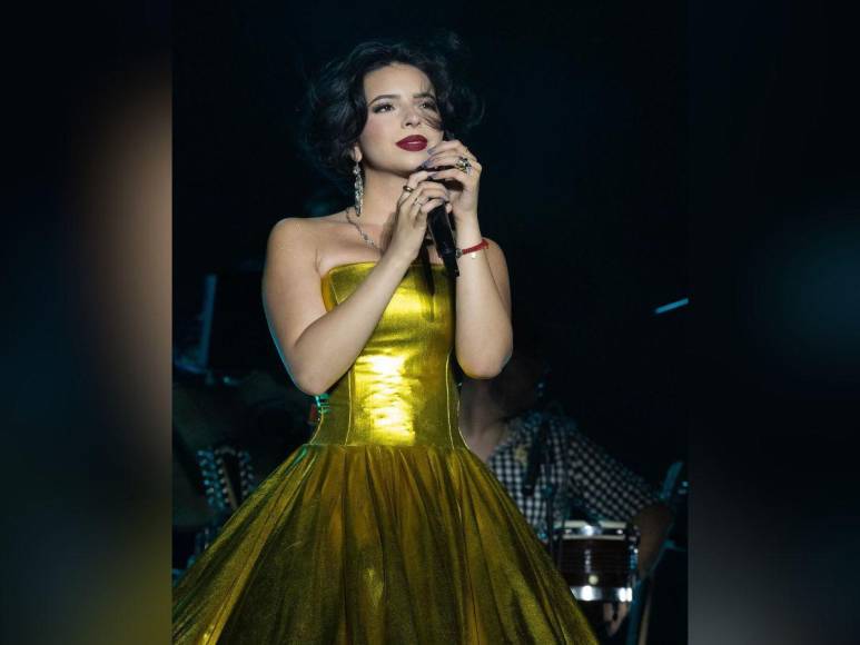 ¿La cantante Ángela Aguilar usa almohadillas para marcar su figura? Esto se sabe