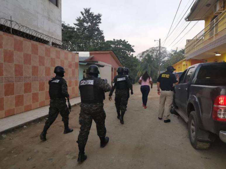 Las lujosas casas construyeron empresarios y exfuncionarios municipales en Ciudad Jaraguá