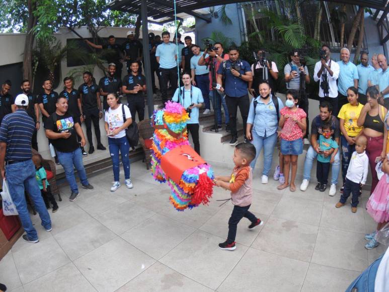 Selección de Honduras regala felicidad en el Día del Niño en la Fundación contra el cáncer en Tegucigalpa