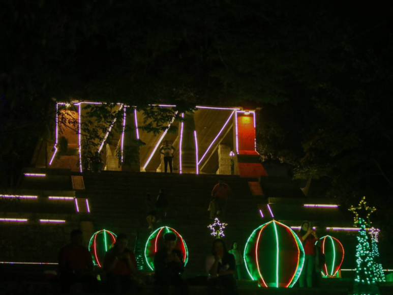 Luces navideñas adornan las noches en El Picacho