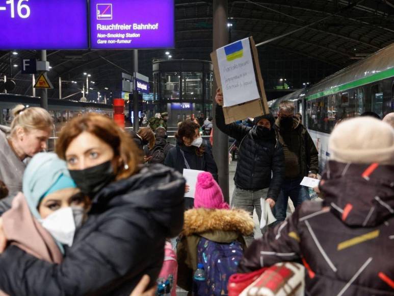 Ucranianos cansados y emocionados llegan en tren a Berlín tras escapar de la guerra