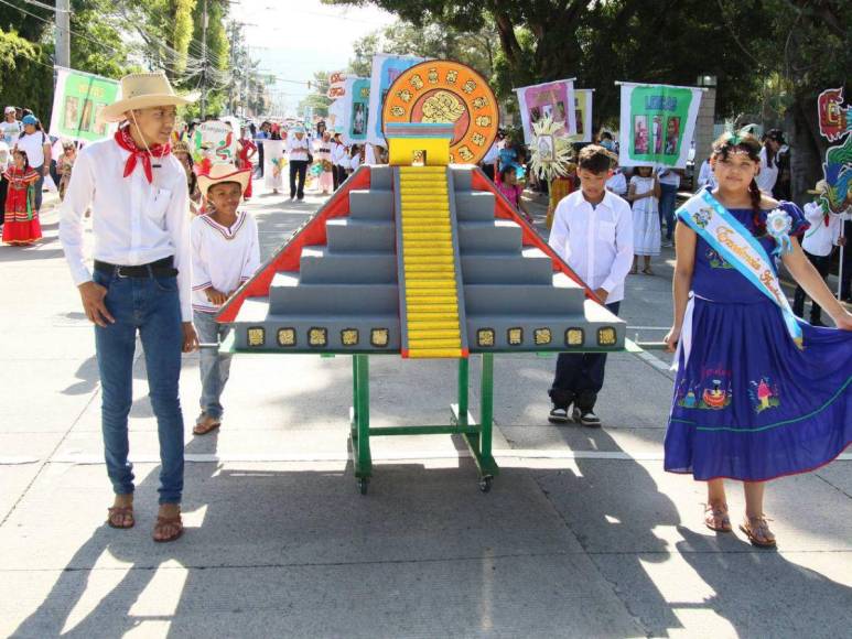 Alumnos de las escuelas muestran su fervor y sus sueños en los 203 aniversario de independencia