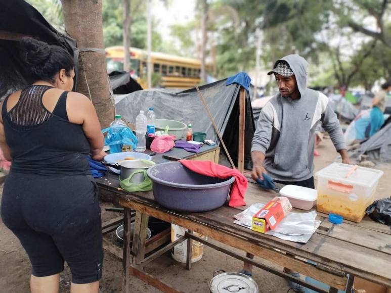 Cocinan, se asean y duermen a la intemperie: el día a día de los migrantes que inundan calles de El Paraíso